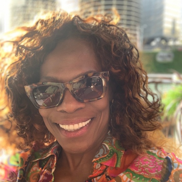 Meet your Posher, Lakia - Picture 3 of 8